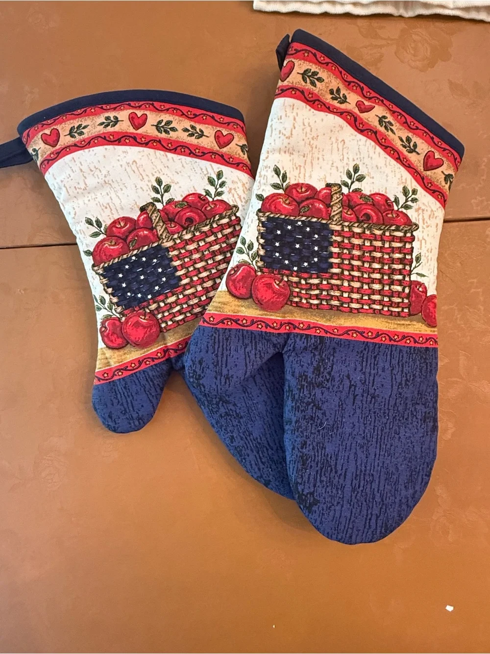 America Apple Basket Oven Mitts and Kitchen Towel Set - Red & Navy